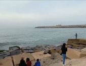 فى عز النوة والطقس السيئ فى الإسكندرية.. عشاق الشتاء يستمتعون بهواية الصيد