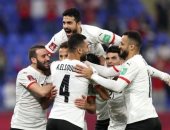 مروان حمدى يحتفل بهدف حسين فيصل مع الفراعنة والأخير يرد: "والله بحبك".. صور