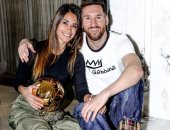 ميسي وزوجته فى جلسة تصوير مميزة مع الكرة الذهبية.. صور