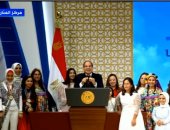 الرئيس السيسي يدعو أصحاب الهمم حوله قبل إلقاء كلمته بحفل "قادرون باختلاف"