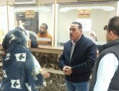 محافظ مطروح يستمع لمطالب المواطنين ويوجه بتوفير كرسى متحرك لشاب .. صور