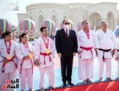 الرئيس السيسي لطالبة من ذوى الهمم: "أنا بحبكم جدا وأنتم كنز حقيقى من ربنا".. صور