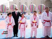 الرئيس السيسي يتحدث مع فتاة من أصحاب الهمم: "بتمنى لك كل السعادة".. صور