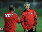 كيروش يقدم العزاء قبل المران لمسئول مهمات المنتخب بعد وفاة شقيقه.. صور