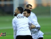 وصلة هزار بين أكرم توفيق والسولية فى مران المنتخب استعدادا للجزائر.. صور