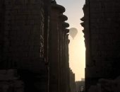 صورة اليوم.. البالون الطائر يعانق أعمدة الملوك فى معابد الكرنك