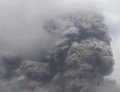 لحظات من الرعب.. شاهد هروب آلاف الأشخاص بعد ثوران مفاجئ لبركان بإندونيسيا