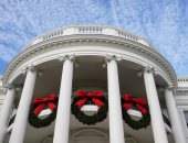 البيت الأبيض يتجمل بألوان باهرة بعد إضاءة شجرة عيد الميلاد في حضور بايدن وزوجته