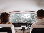 خارج مع والدتك وزوجتك ومش عارف تقعد مين جنبك.. اعرف قواعد الإتيكيت بتقولك إيه