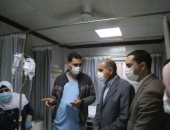 محافظ كفر الشيخ يطمئن على مصابى حادث تصادم 3 سيارات ويقدم تعازيه لأسر المتوفين 