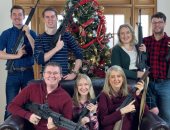 غضب واستياء من سيناتور أمريكى نشر صورا عائلية بالأسلحة أمام شجرة الكريسماس