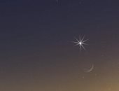 مشهد غاية الجمال.. القمر يلتقي الزهرة وزحل والمشترى اليوم ولعدة ليالى مقبلة