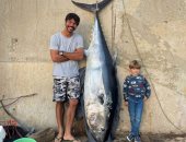 لبناني يسجل رقماً قياسياً باصطياد سمكة تونة ضخمة ..مش هتصدق حجمها قد إيه
