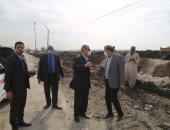 محافظ كفر الشيخ يتفقد تبطين وتأهيل ترعة الشاكرية .. صور