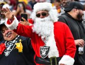 حب ولعب وهدايا كمان.. سانتا كلوز يتجول فى عواصم العالم لاستقبال العالم الجديد