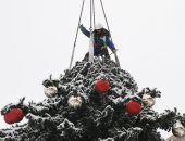 الكريسماس بطعم الثلج.. تساقط الثلوج يداعب شجرة عيد الميلاد فى موسكو