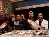سعر البطارخ يبدأ بـ350 جنيها والبورى الفوارغ بـ25.. جولة بسوق السمك ببورسعيد.. فيديو