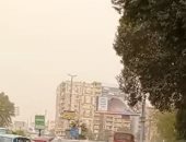 تباطؤ حركة السيارات بشوارع الجيزة والدقى بسبب العواصف الترابية.. بث مباشر