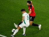 نقل الجزائرى بغداد بونجاح للمستشفى بعد إصابته خلال مباراة مصر فى كأس العرب