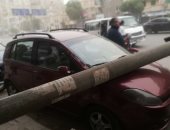 سقوط أعمدة إنارة ولوحات إعلانات على السيارات بمصر الجديدة بسبب العاصفة الترابية