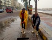 استنفار بأحياء الإسكندرية للتعامل مع مياه الأمطار وعدم تعطيل المرور.. صور