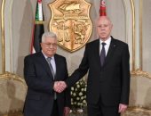 الرئيس الفلسطينى محمود عباس يمنح نظيره التونسى القلادة الكبرى لدولة فلسطين