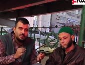 فيديو..عايش على الرصيف بعد ما مراته طردته من البيت بسبب مرضه