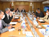 محافظ قنا يناقش الموقف التنفيذى لمشروعات الخطة الاستثمارية.. اعرف التفاصيل