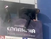 رئيس وزراء تونس الأسبق يقفز من الطابق الثانى بعد حريق مقر النهضة.. فيديو