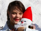 الطفلة فرح من ذوى الهمم تبهج زوار جبال الملح فى بورسعيد.. صورة اليوم