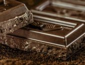 ديلى ميل: تناول 10 جرامات من الشوكولاتة الداكنة يوميا يجعلك أكثر سعادة