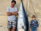 لبنانى يصطاد أكبر سمكة تونة بـ"الغطس الحر" ويسجل رقما قياسيا (فيديو)