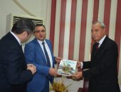 محافظ القليوبية وسفير أذربيجان يضعان إكليل زهور على نصب حيدر علييف بالقناطر الخيرية