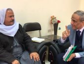عميد وأساتذة جامعة العريش يكرمون مواطنا قضى 40 عاما يعلم الأطفال القراءة