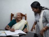 امرأة هندية تحقق حلمها بتعلم القراءة في عمر الـ104