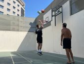 كيروش يتحدى مساعديه فى مباراة كرة سلة.. صور