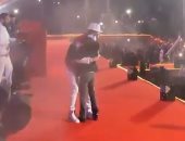 تامر حسنى يحتضن ابنته تاليا ويرقص معها ويقدمها للجمهور: سقفوا لبنتى