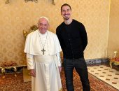 السويدي زلاتان إبراهيموفيتش مع البابا فرانسيس فى أحدث ظهور..  صورة