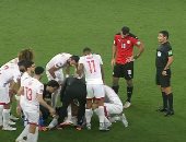 فيديو .. ياسين مرياح يغادر مباراة مصر وتونس مصابا