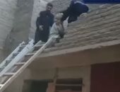 شاهد.. لحظة إنقاذ مسن وابنته من أسفل منزل منهار بسوهاج