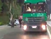 "زفة بالتريلا".. عريس بإسنا يزف عروسه فى "شاحنة" على الطريق الزراعى (فيديو)
