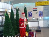 وسط إجراءات احترازية مكثفة.. مطار القاهرة يستعد للعام الجديد.. أشجار الكريسماس وبابا نويل فى استقبال المسافرين داخل الصالات.. وعمليات تعقيم مكثفة تزامناً مع زيادة الحركة الجوية.. صور  