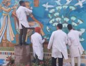 طلاب الآثار جامعة أسوان يزينون جداريات مدخل مطار المحافظة