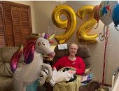 أليك بالدوين يحتفل بعيد ميلاد والدته الـ92: "أمر غير قابل للتصديق"