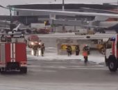 اصطدام طائرة بعربة لإزالة الجليد فى أحد مطارات موسكو.. فيديو