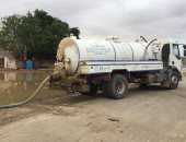 "مياه الشرب" بالبحر الأحمر تزيل آثار الأمطار من قرية أبو رماد بحلايب