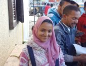 أجدع بنت فى الكون.. بتشتغل على عربية فول وبتذاكر عشان تبقى دكتورة.. لايف وصور