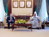 سفير مصر فى الكويت يبحث مع نائب رئيس الحرس الوطنى تعزيز العلاقات الثنائية