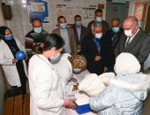 محافظ قنا يتابع انطلاق فعاليات اليوم الأول من حملة التطعيم ضد شلل الأطفال