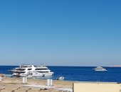 طقس البحر الأحمر دافئ وسماء صافية وهدوء فى حركة الأمواج .. لايف